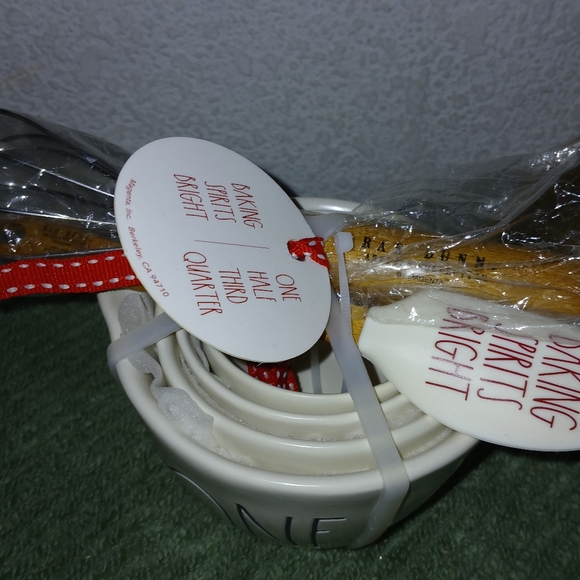 Rae Dunn holiday baking set measuring cups - Picture 2 of 4